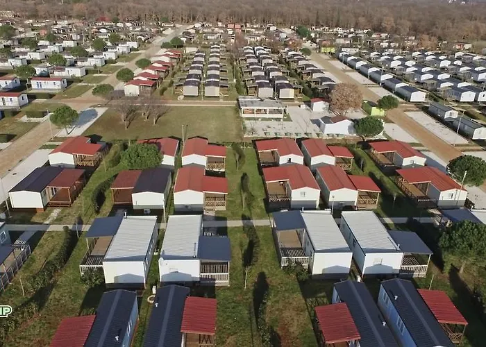 Mobile Homes Relax Park Umag 홀리데이파크 4*